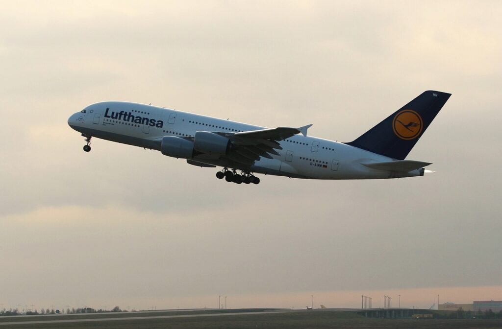 lufthansa, plane, to travel-3941404.jpg